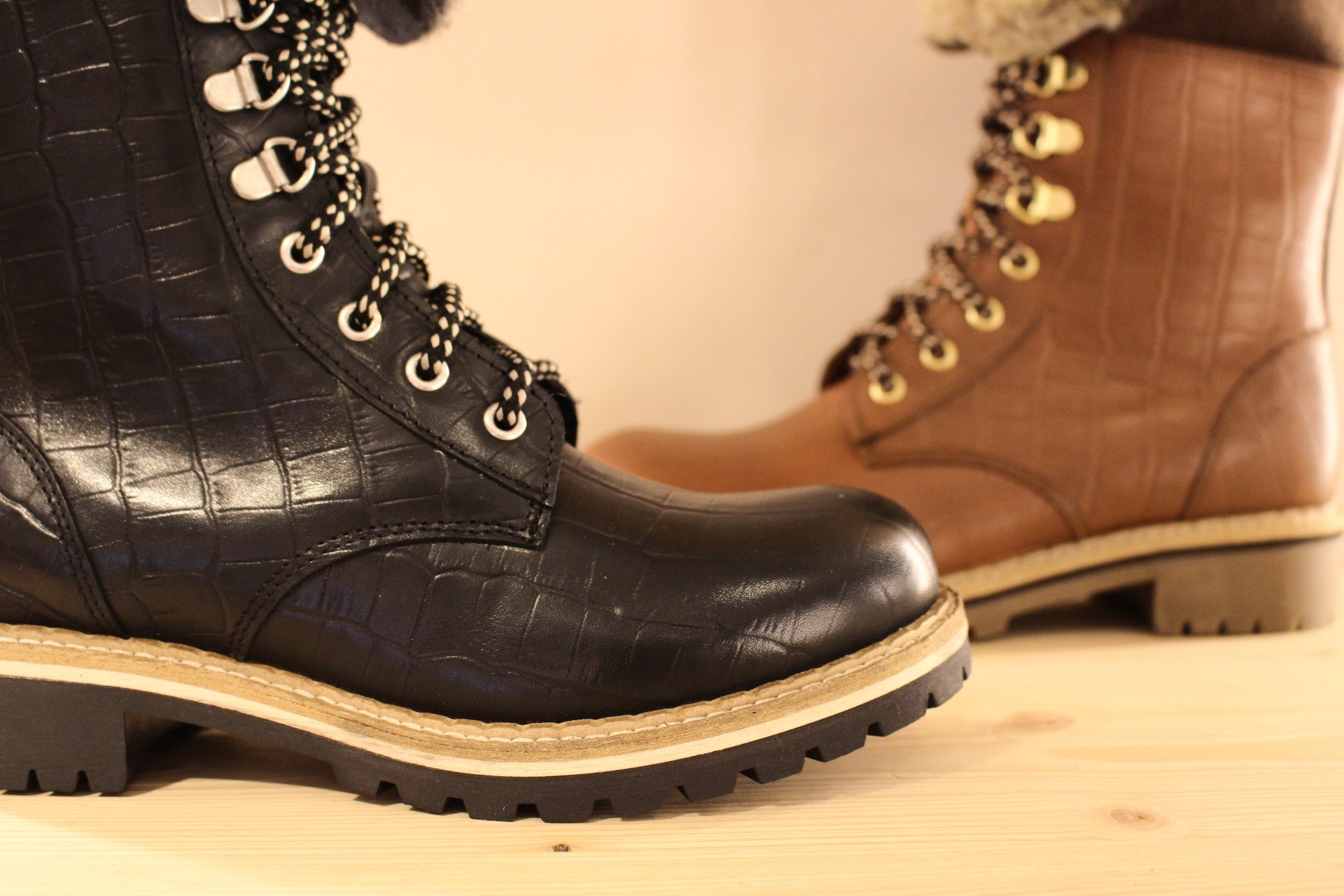 Bottines tige réversible en cuir imprimé croco noir ou camel HOOPER