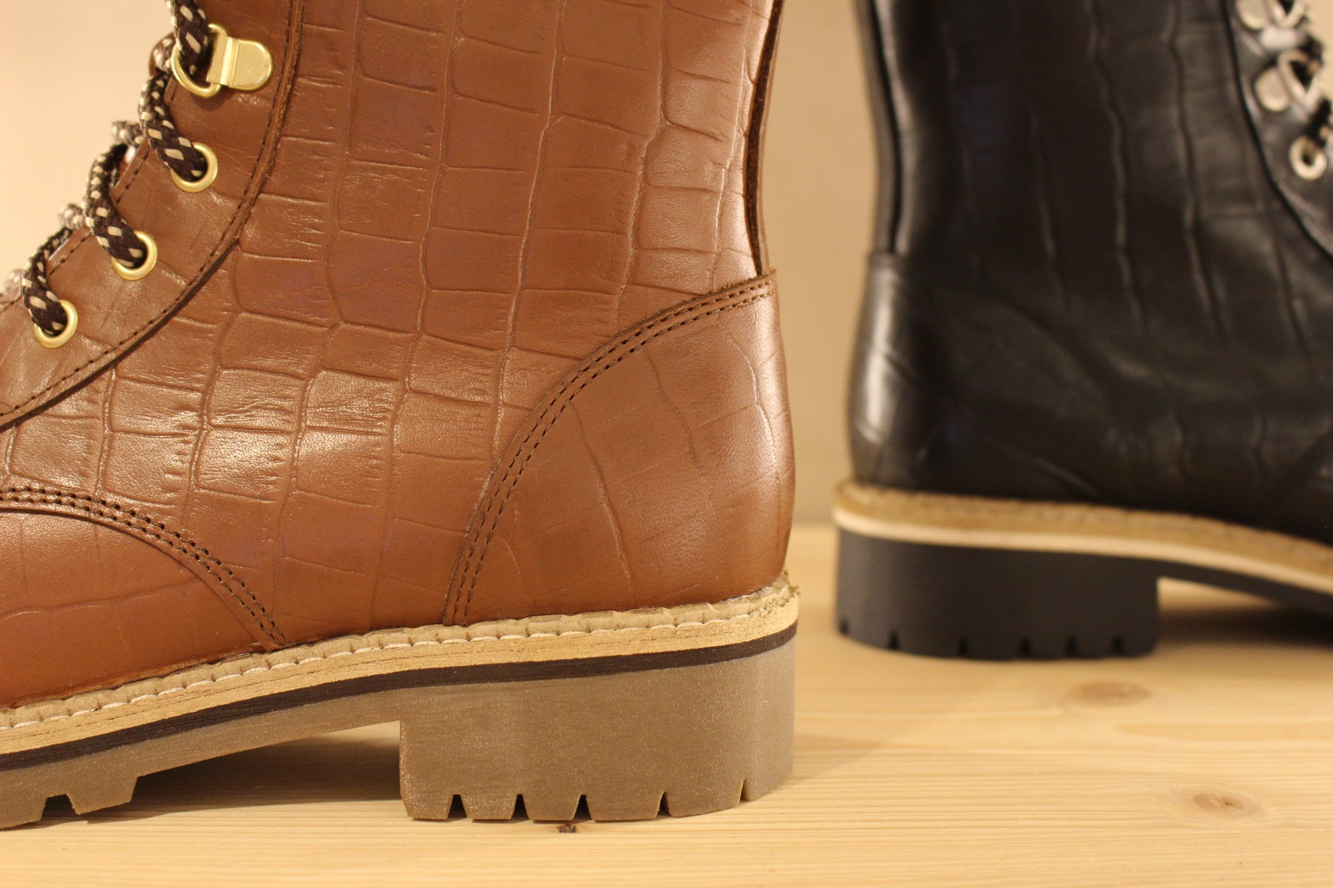 Bottines tige réversible en cuir imprimé croco noir ou camel HOOPER