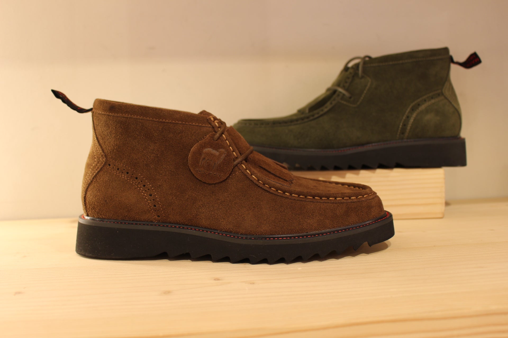 Bottines Schmoove en suédine de couleur marron ou de couleur kaki. Serrage lacet coton ton sur ton avec franges amovibles.