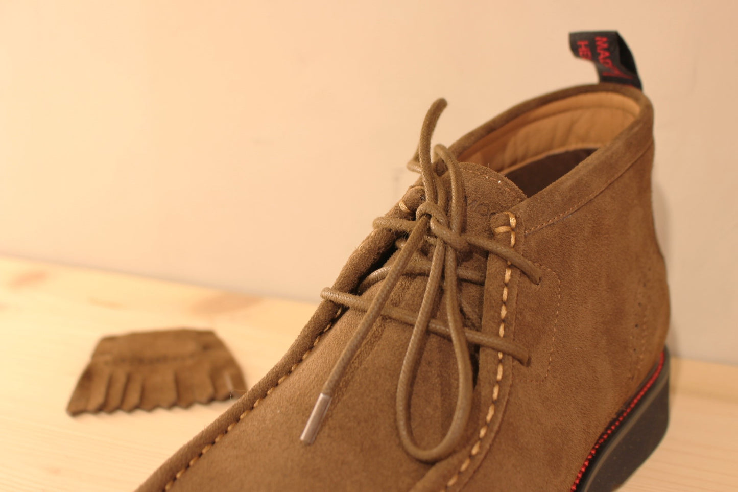 Bottines Schmoove en suédine de couleur marron ou de couleur kaki. Serrage lacet coton ton sur ton avec franges amovibles.