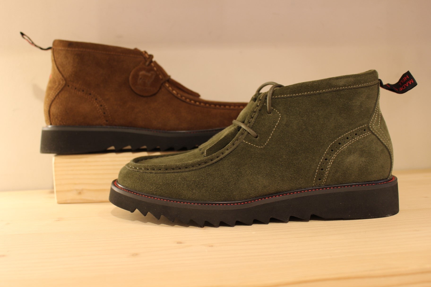 Bottines Schmoove en suédine de couleur marron ou de couleur kaki. Serrage lacet coton ton sur ton avec franges amovibles.