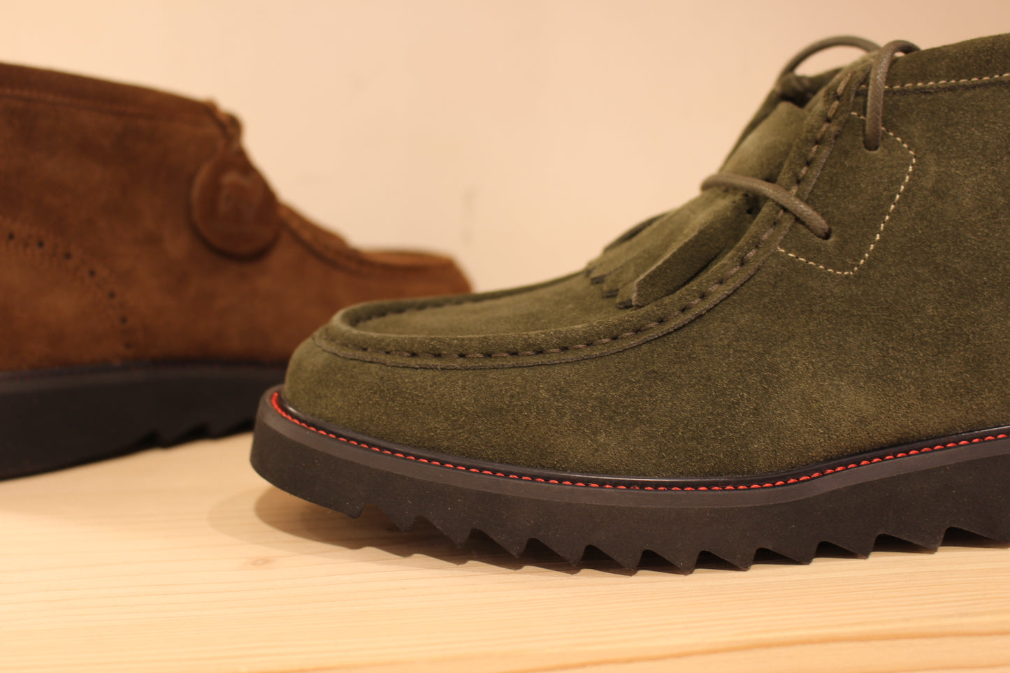 Bottines Schmoove en suédine de couleur marron ou de couleur kaki. Serrage lacet coton ton sur ton avec franges amovibles.