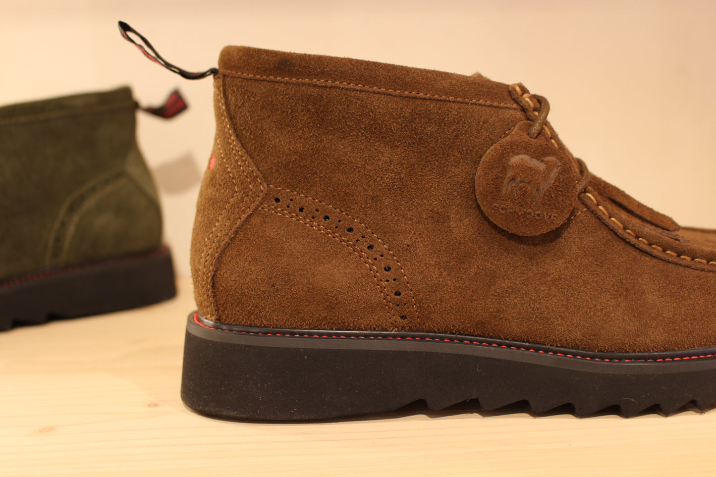 Bottines Schmoove en suédine de couleur marron ou de couleur kaki. Serrage lacet coton ton sur ton avec franges amovibles.