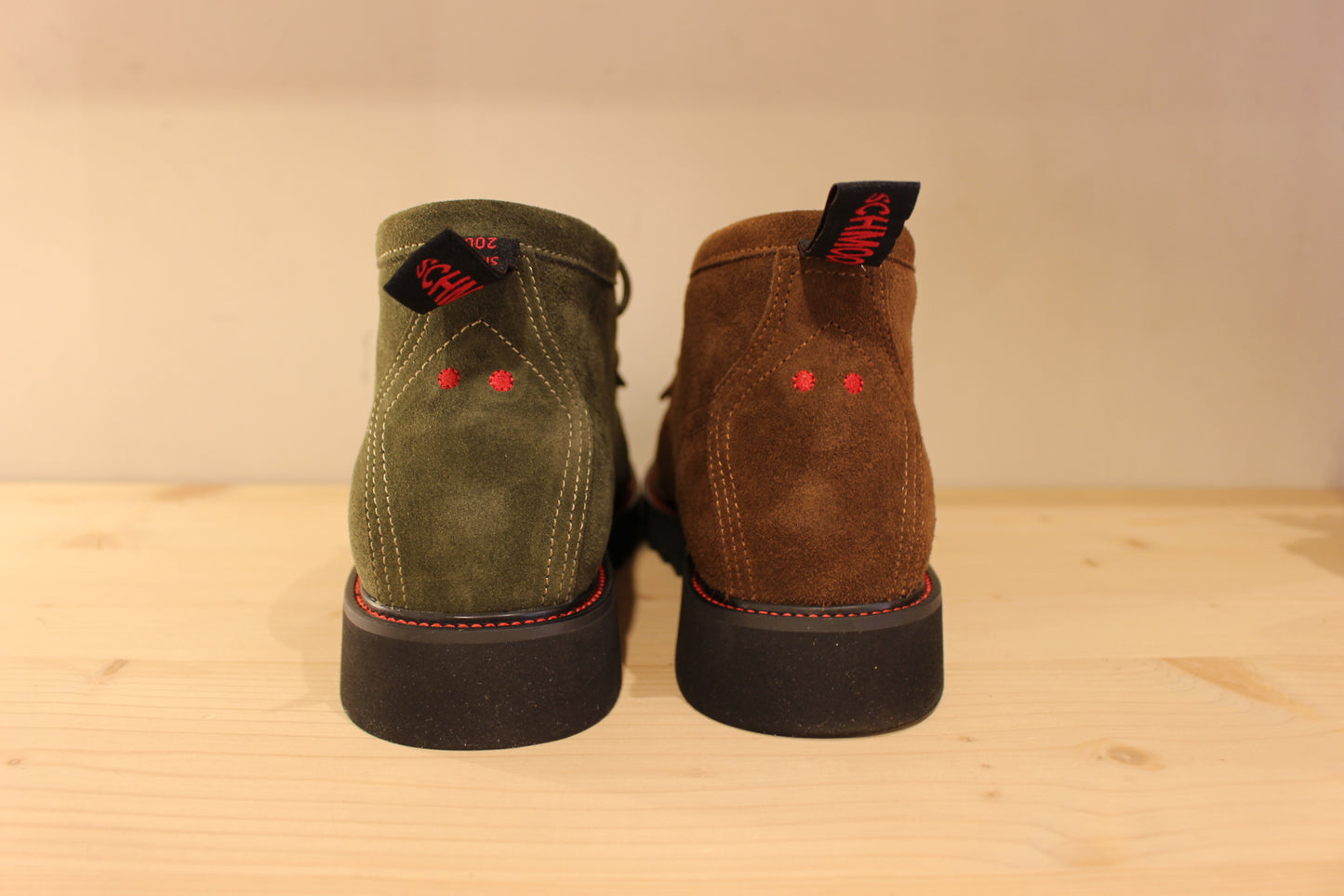 Bottines Schmoove en suédine de couleur marron ou de couleur kaki. Serrage lacet coton ton sur ton avec franges amovibles.