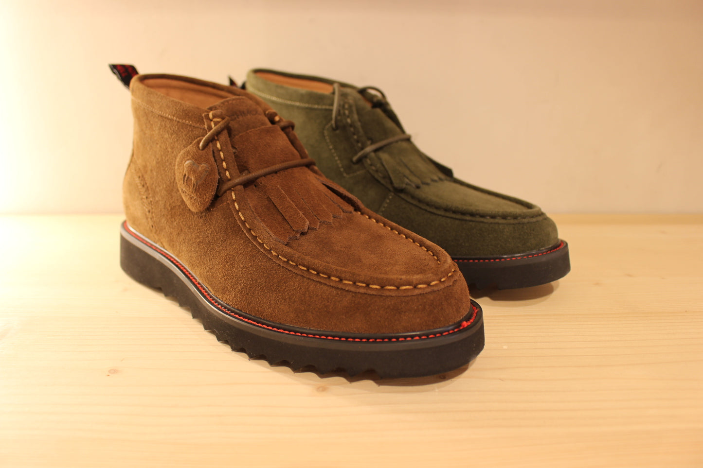 Bottines Schmoove en suédine de couleur marron ou de couleur kaki. Serrage lacet coton ton sur ton avec franges amovibles.