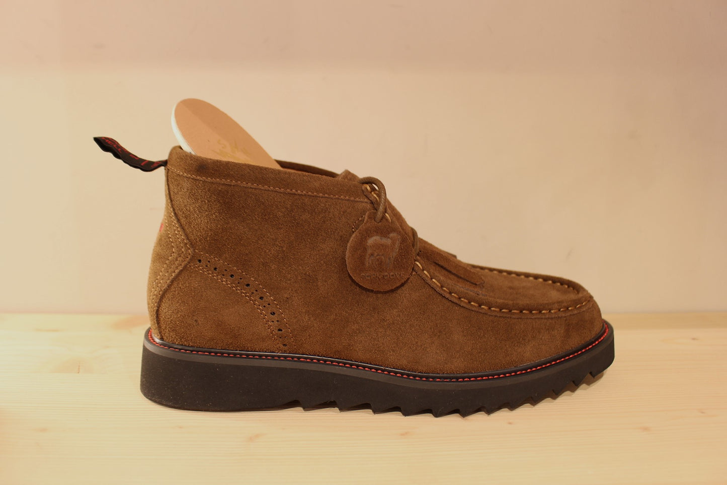 Bottines Schmoove en suédine de couleur marron ou de couleur kaki. Serrage lacet coton ton sur ton avec franges amovibles.
