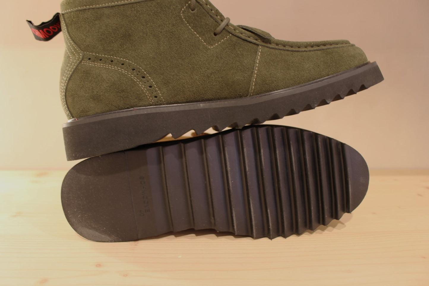 Bottines Schmoove en suédine de couleur marron ou de couleur kaki. Serrage lacet coton ton sur ton avec franges amovibles.