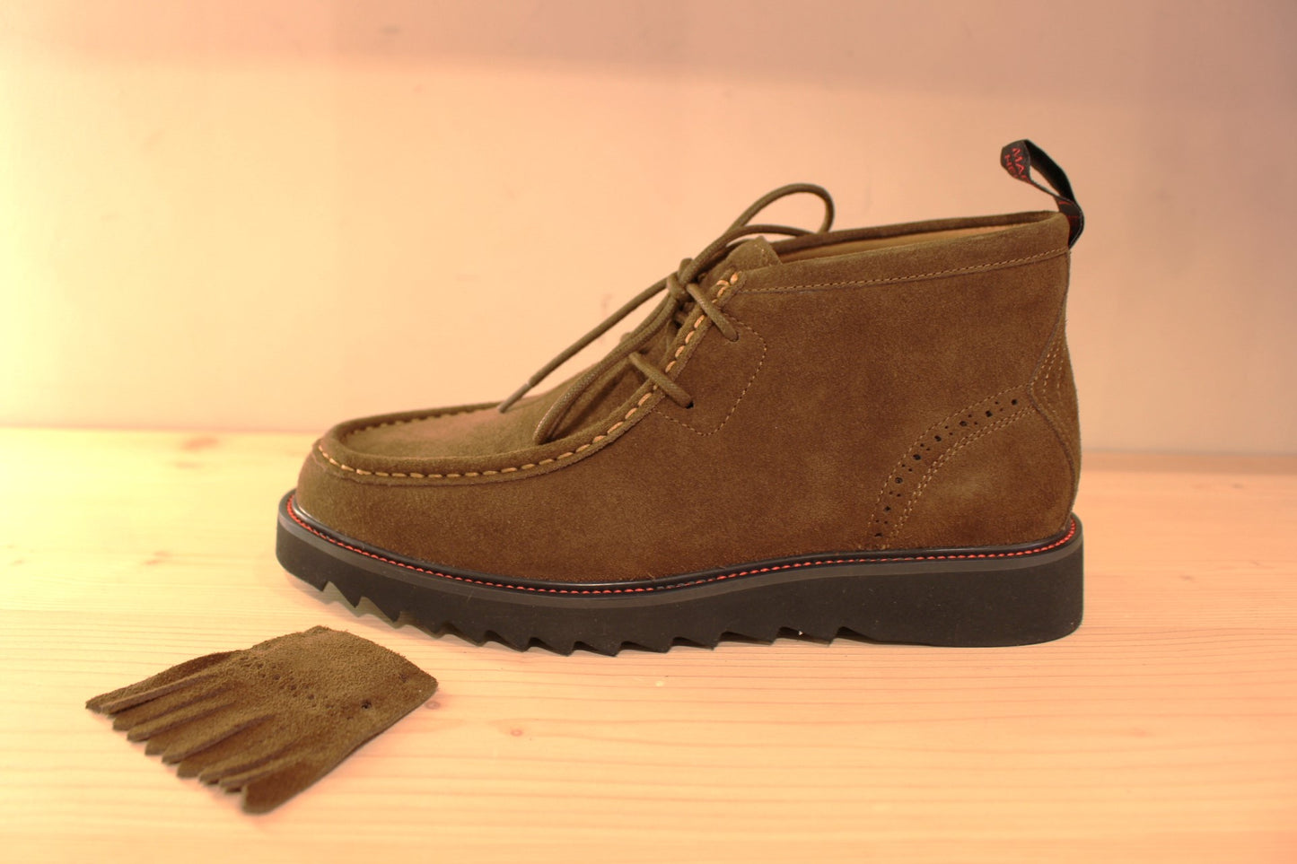 Bottines Schmoove en suédine de couleur marron ou de couleur kaki. Serrage lacet coton ton sur ton avec franges amovibles.