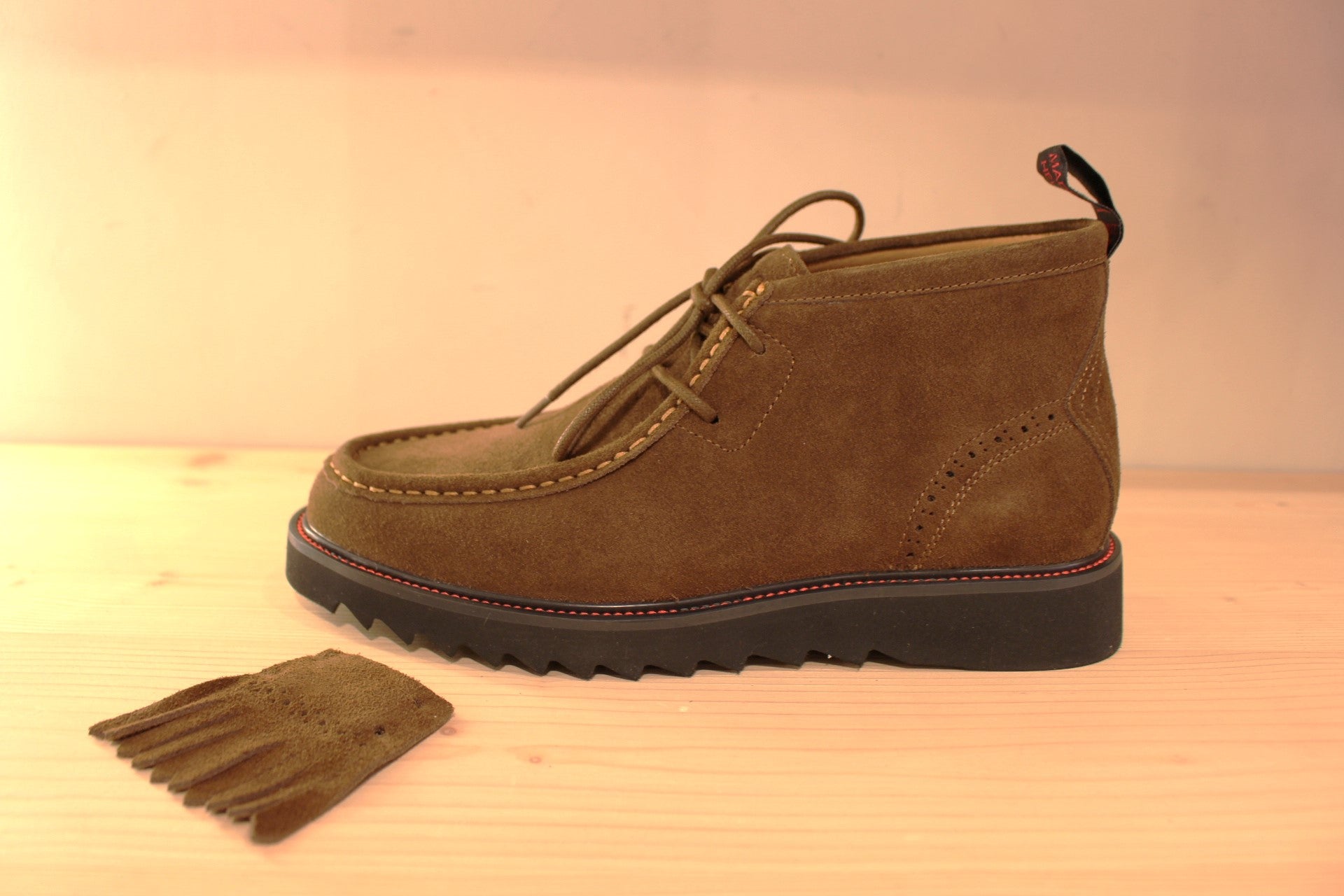 Bottines Schmoove en suédine de couleur marron ou de couleur kaki. Serrage lacet coton ton sur ton avec franges amovibles.