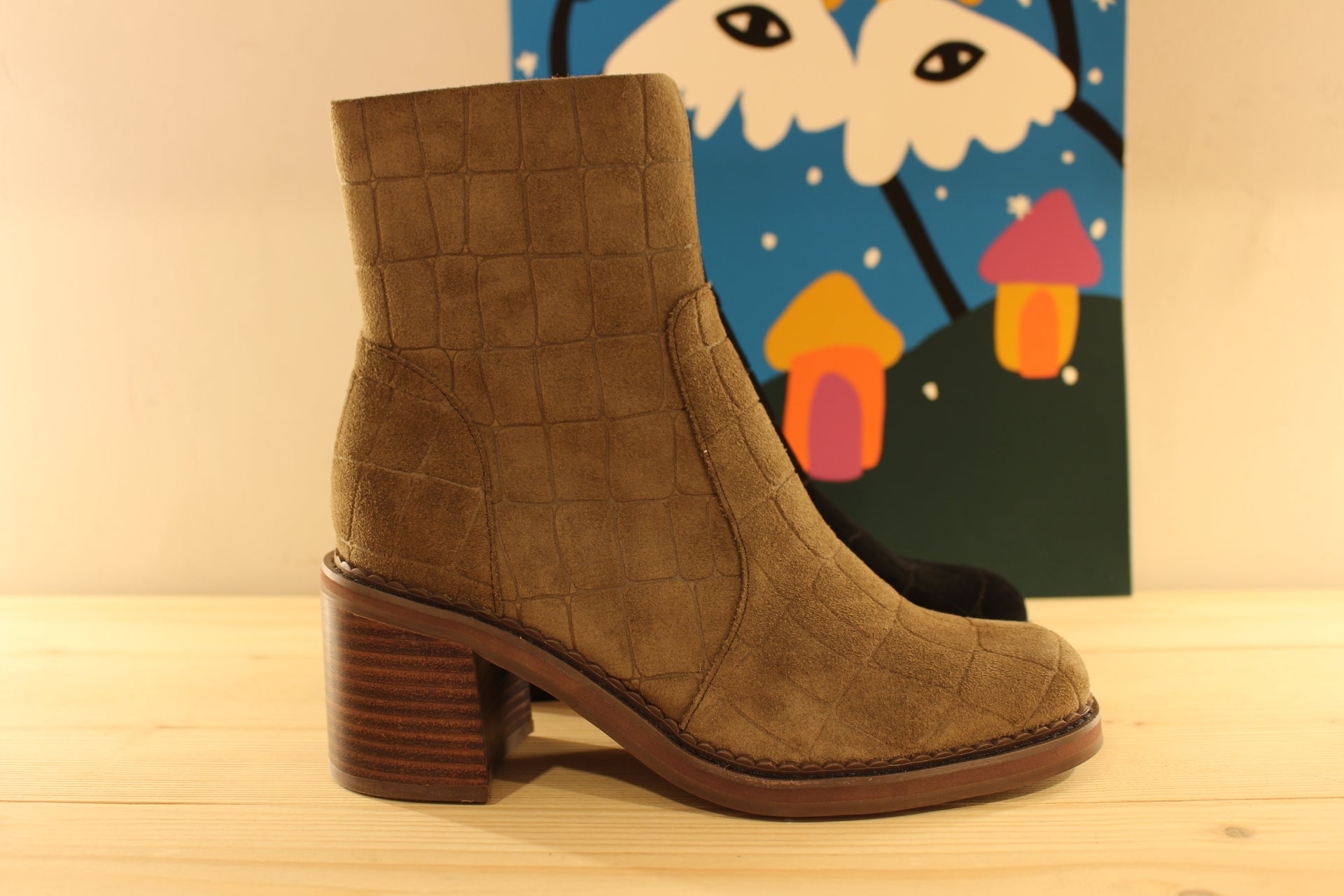 Bottines Mamzelle en cuir velours imprimé croco de couleur vison (kaki) ou de couleur noir. Zip du côté interne