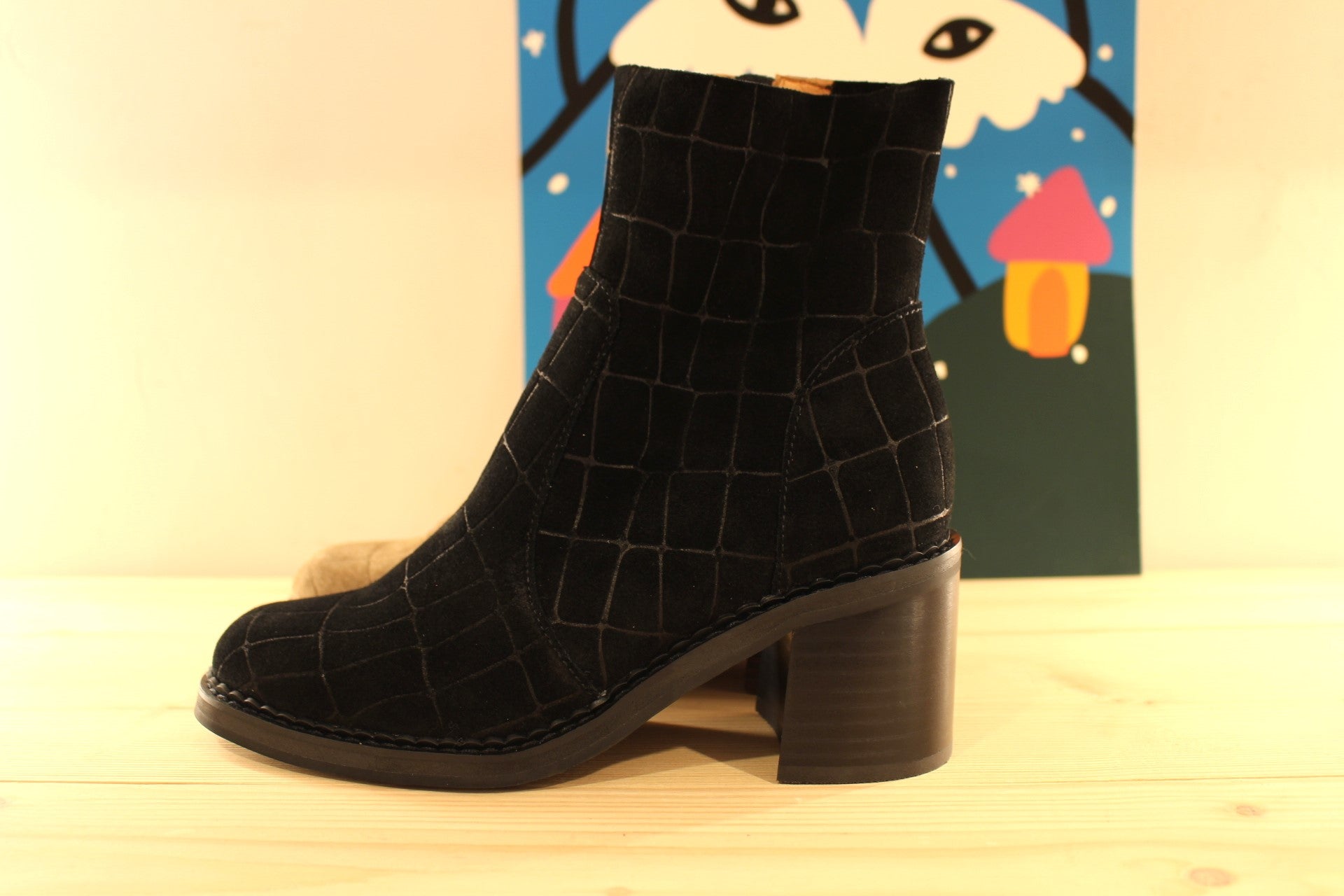 Bottines Mamzelle en cuir velours imprimé croco de couleur vison (kaki) ou de couleur noir. Zip du côté interne