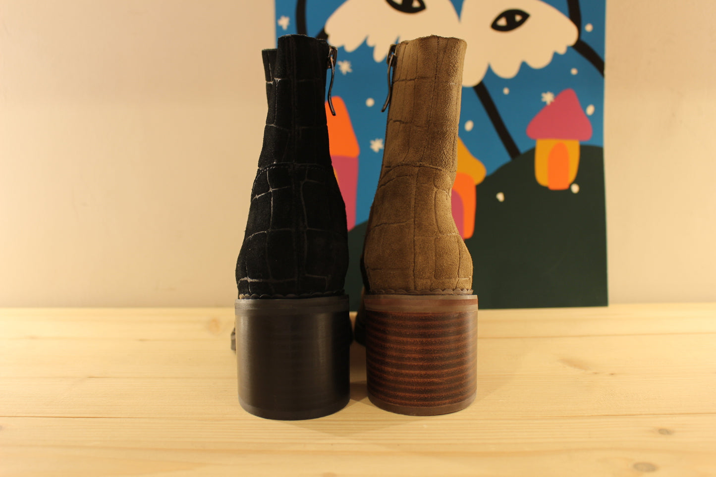 Bottines Mamzelle en cuir velours imprimé croco de couleur vison (kaki) ou de couleur noir. Zip du côté interne