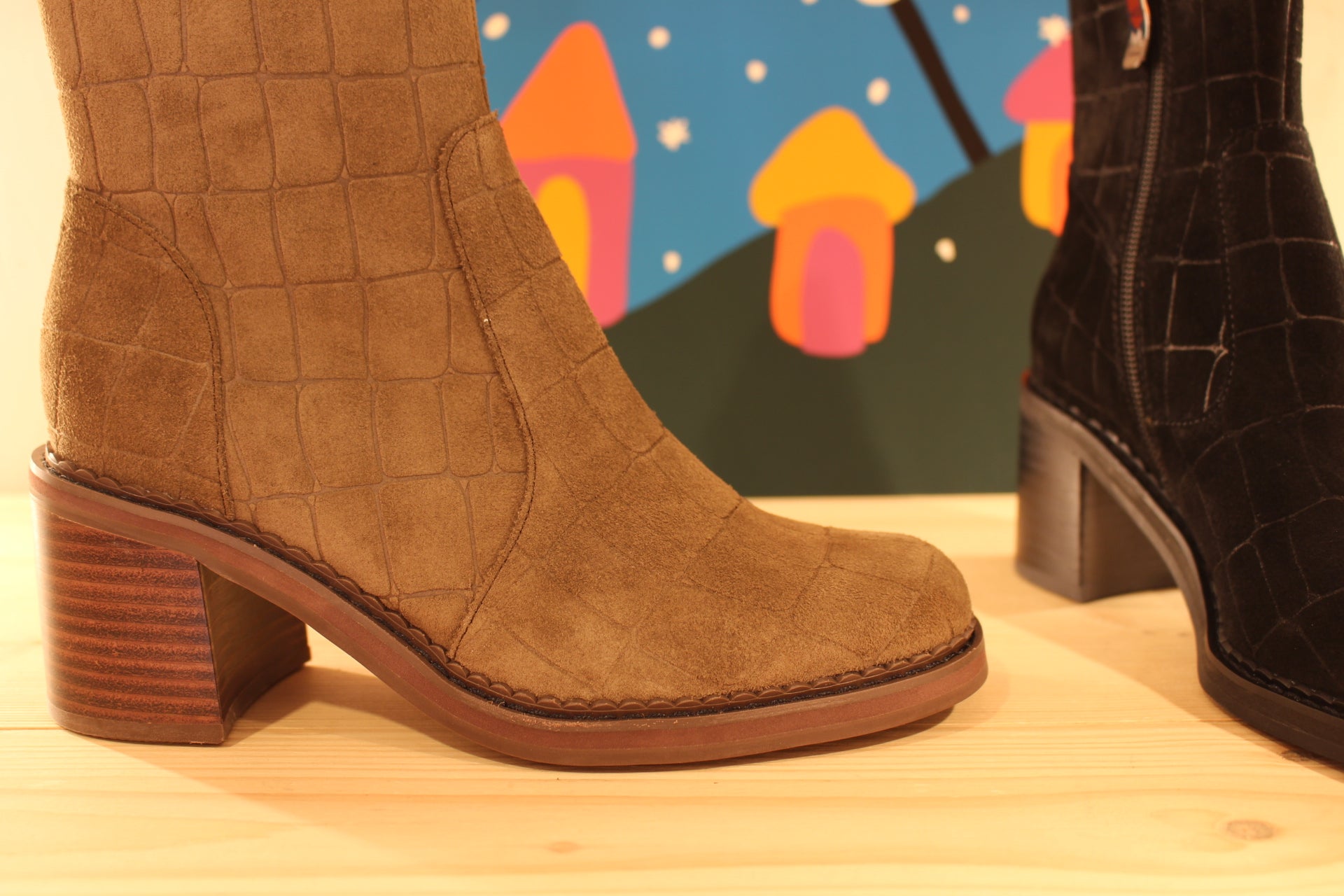 Bottines Mamzelle en cuir velours imprimé croco de couleur vison (kaki) ou de couleur noir. Zip du côté interne