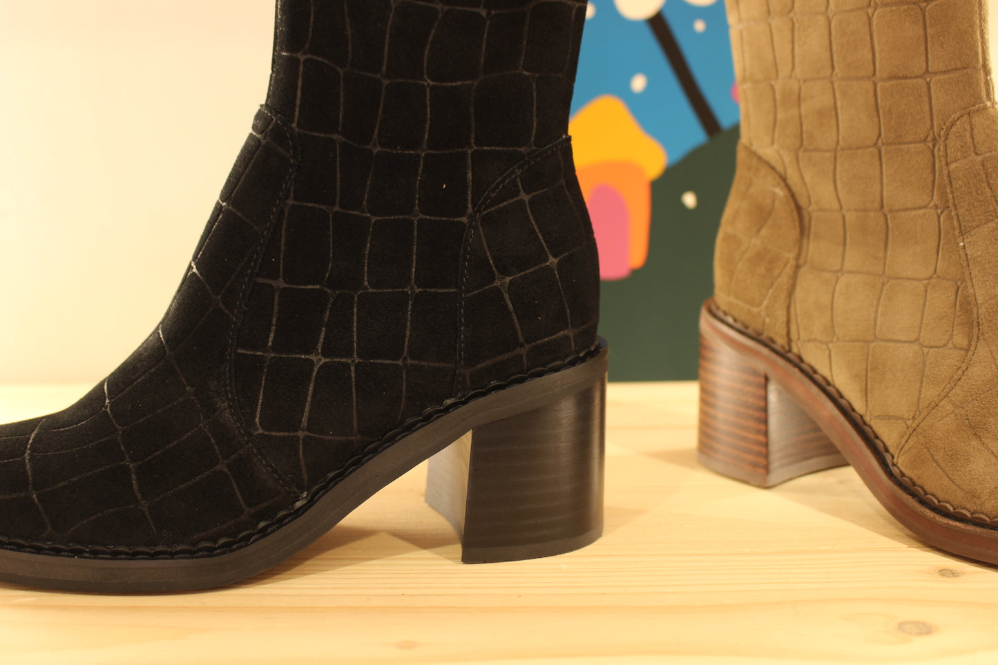 Bottines Mamzelle en cuir velours imprimé croco de couleur vison (kaki) ou de couleur noir. Zip du côté interne