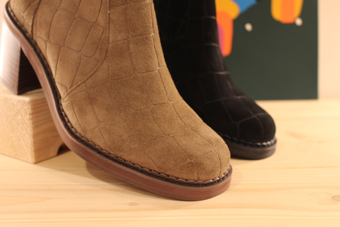 Bottines Mamzelle en cuir velours imprimé croco de couleur vison (kaki) ou de couleur noir. Zip du côté interne