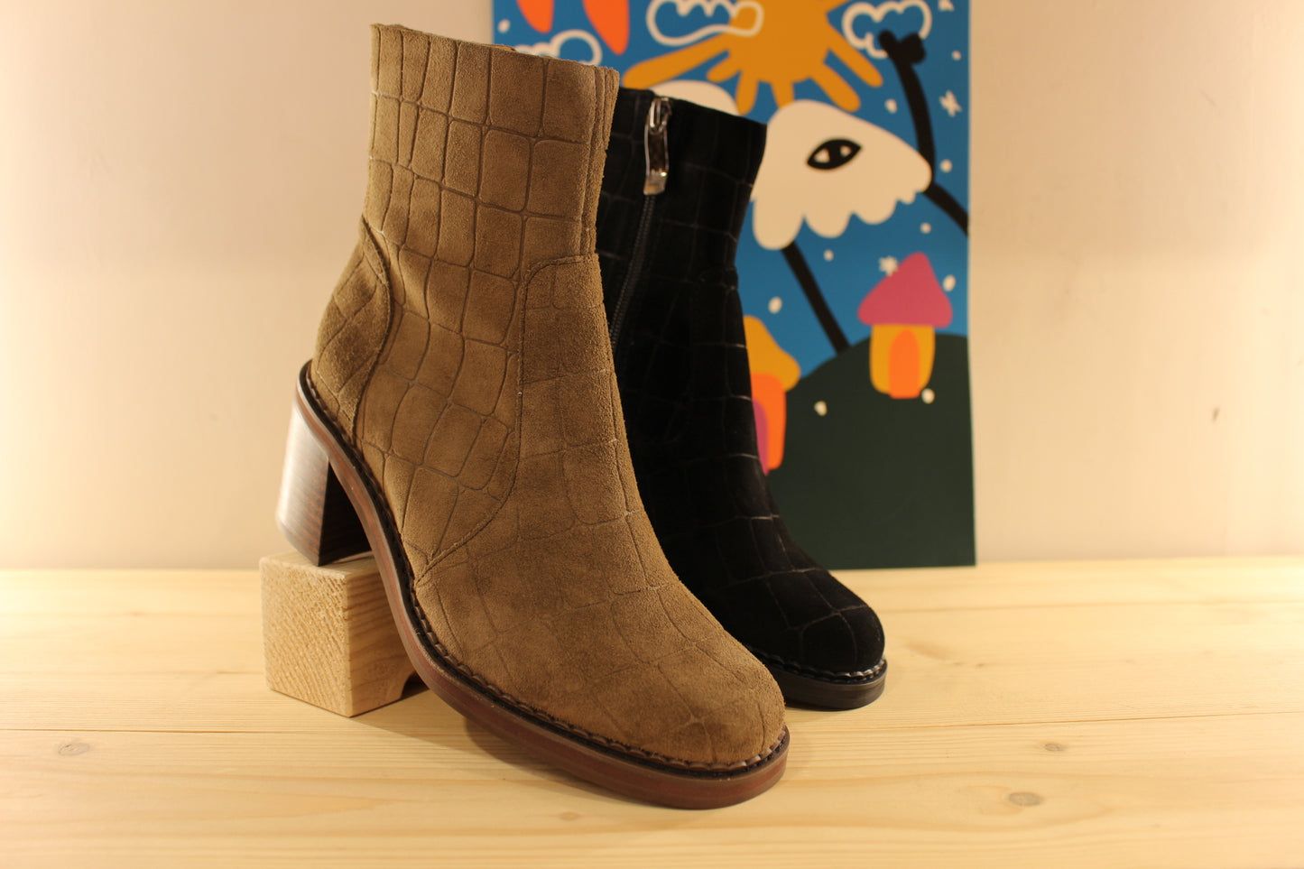 Bottines Mamzelle en cuir velours imprimé croco de couleur vison (kaki) ou de couleur noir. Zip du côté interne