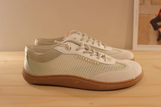 Basket HISPANITAS ligne barefoot en cuir sur un dégradé de gris et vert. Habillage résille sur les quartiers. 