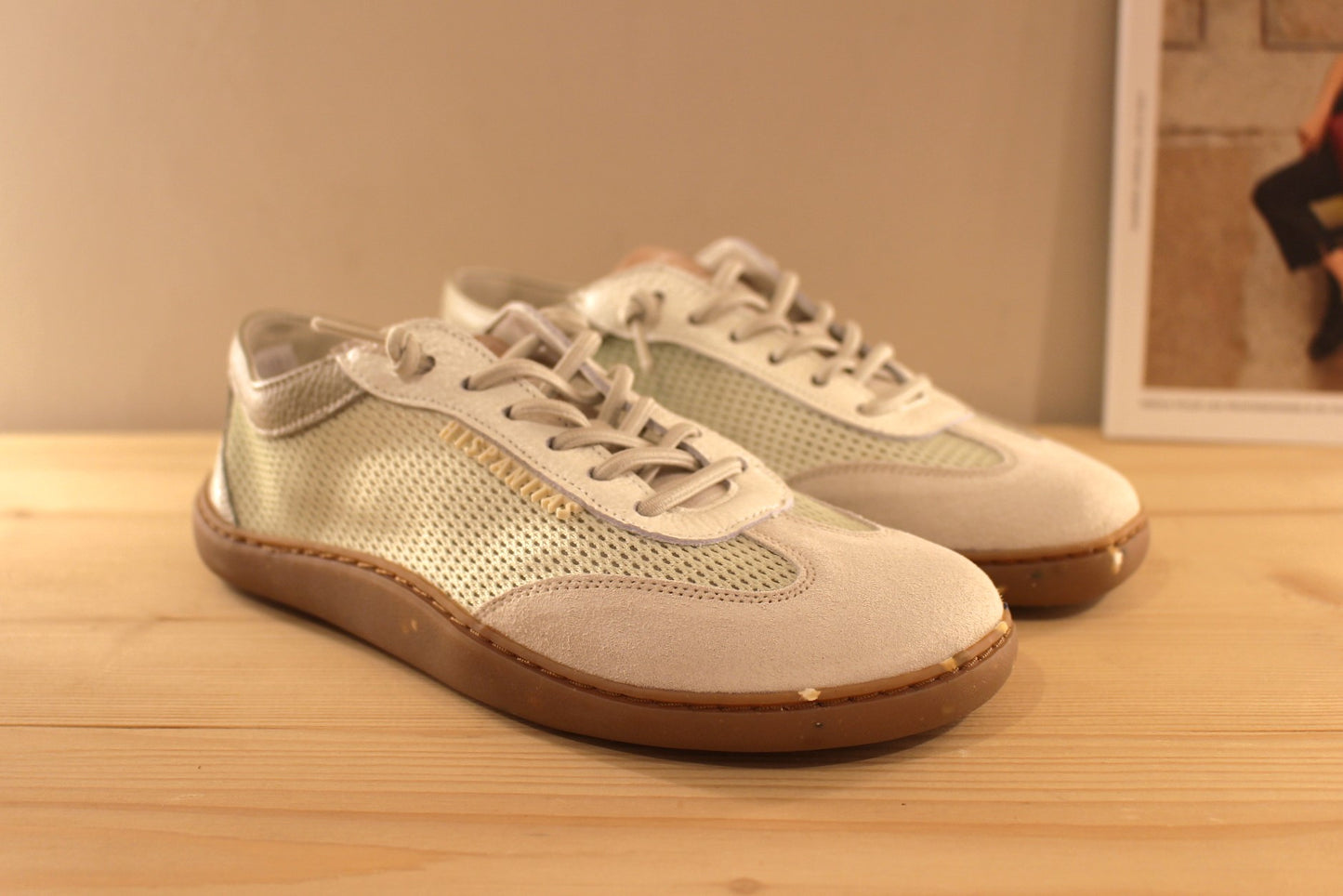 Basket HISPANITAS ligne barefoot en cuir sur un dégradé de gris et vert. Habillage résille sur les quartiers. 