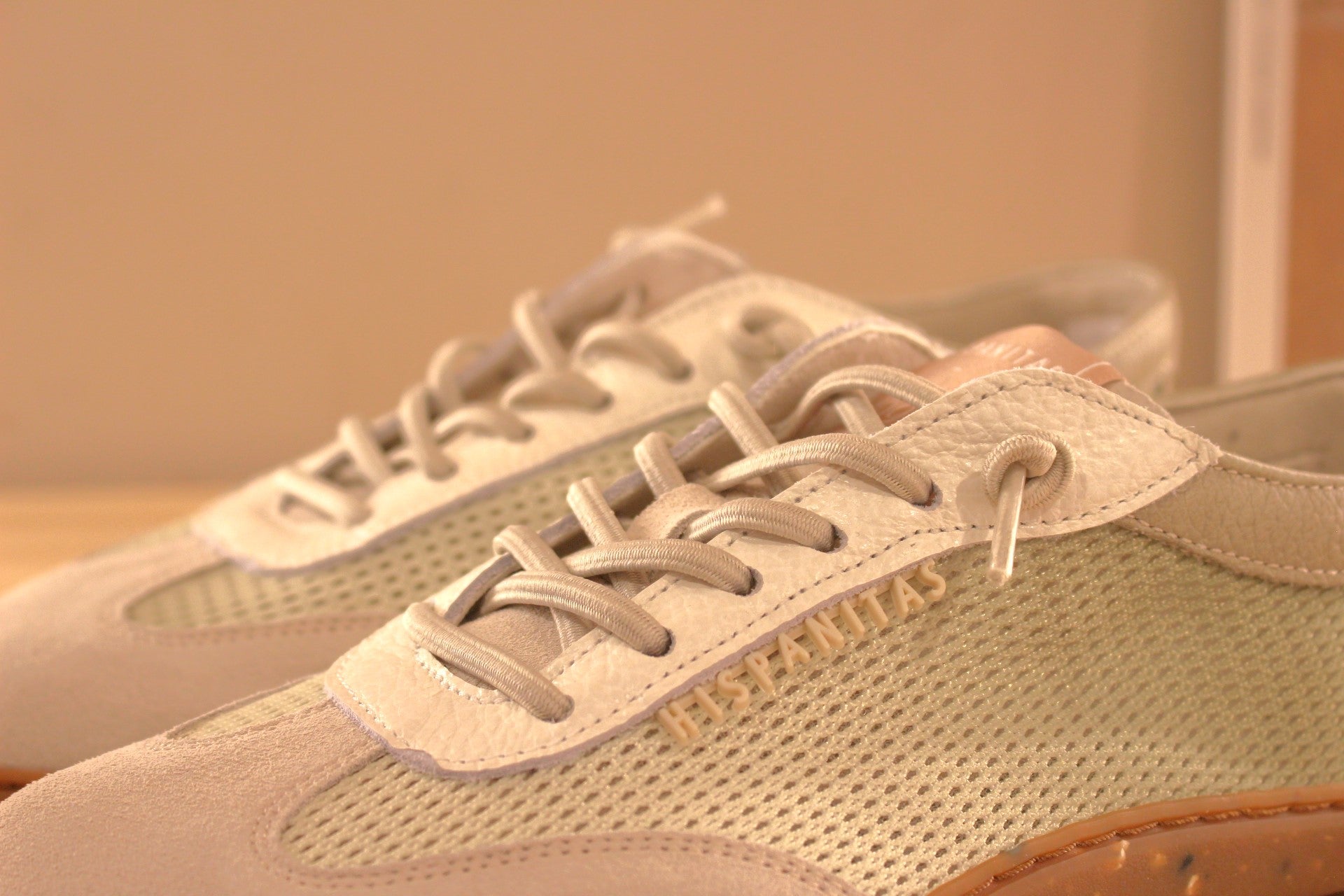 Basket HISPANITAS ligne barefoot en cuir sur un dégradé de gris et vert. Habillage résille sur les quartiers. 
