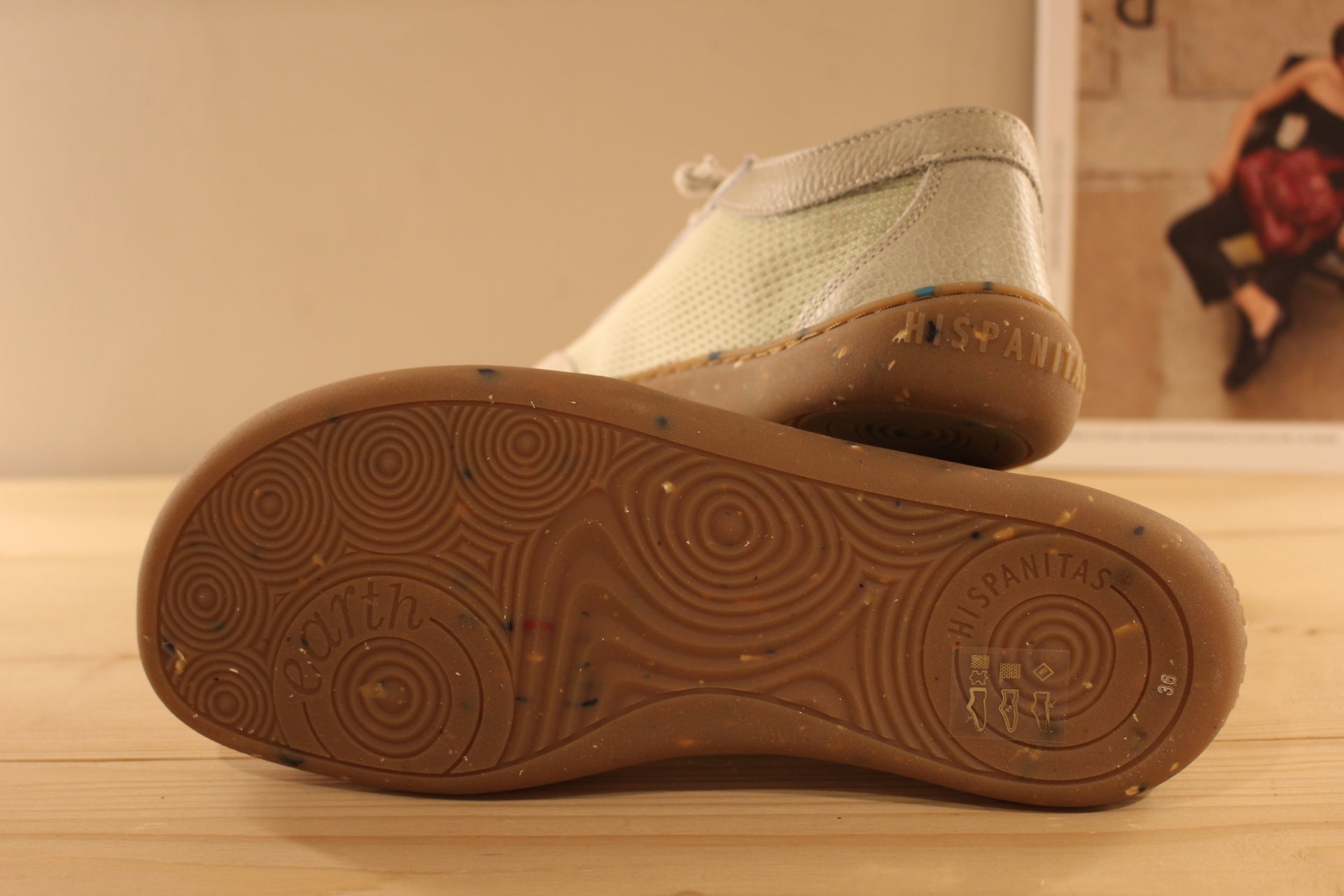 Basket HISPANITAS ligne barefoot en cuir sur un dégradé de gris et vert. Habillage résille sur les quartiers. 