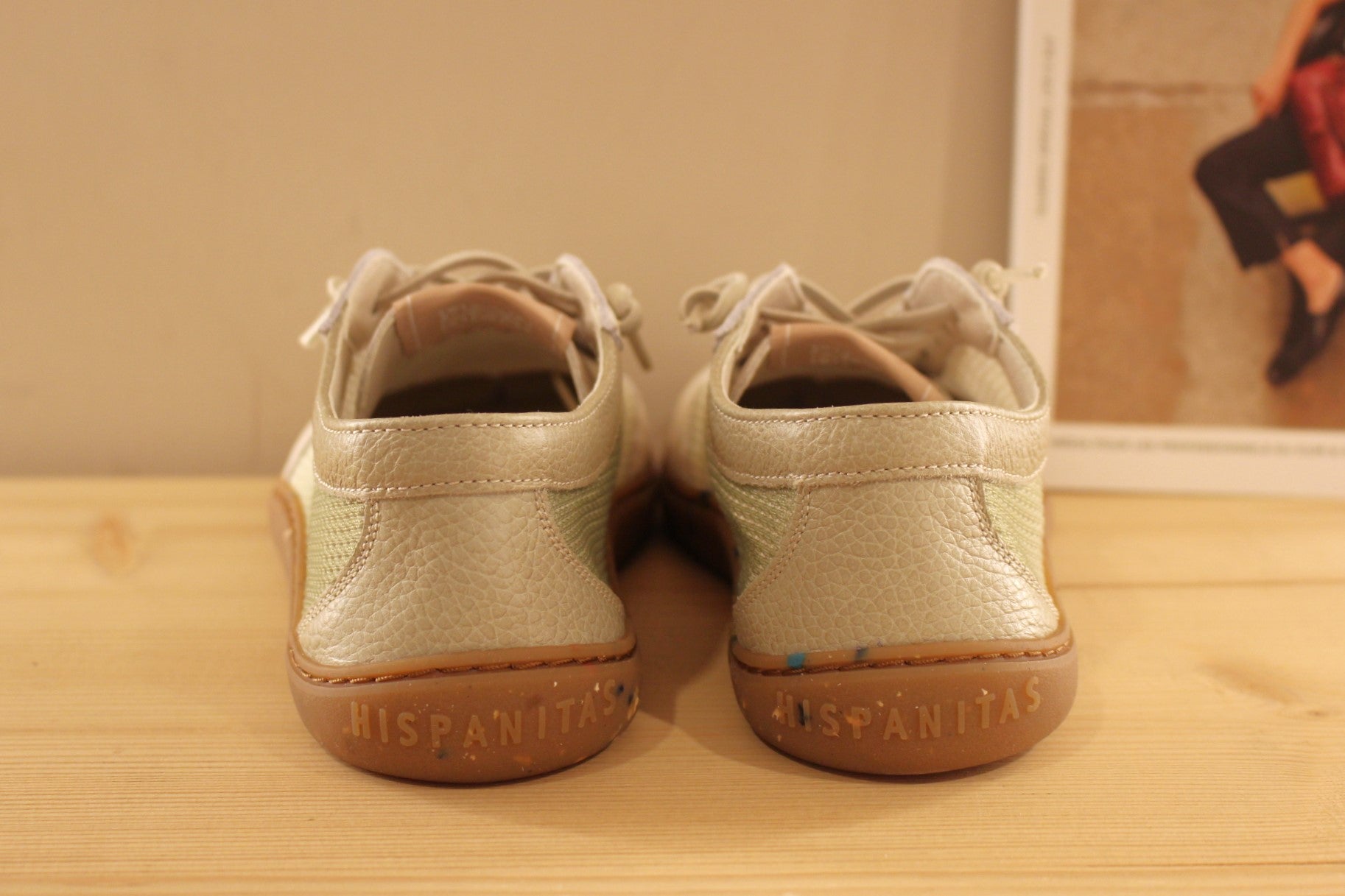 Basket HISPANITAS ligne barefoot en cuir sur un dégradé de gris et vert. Habillage résille sur les quartiers. 