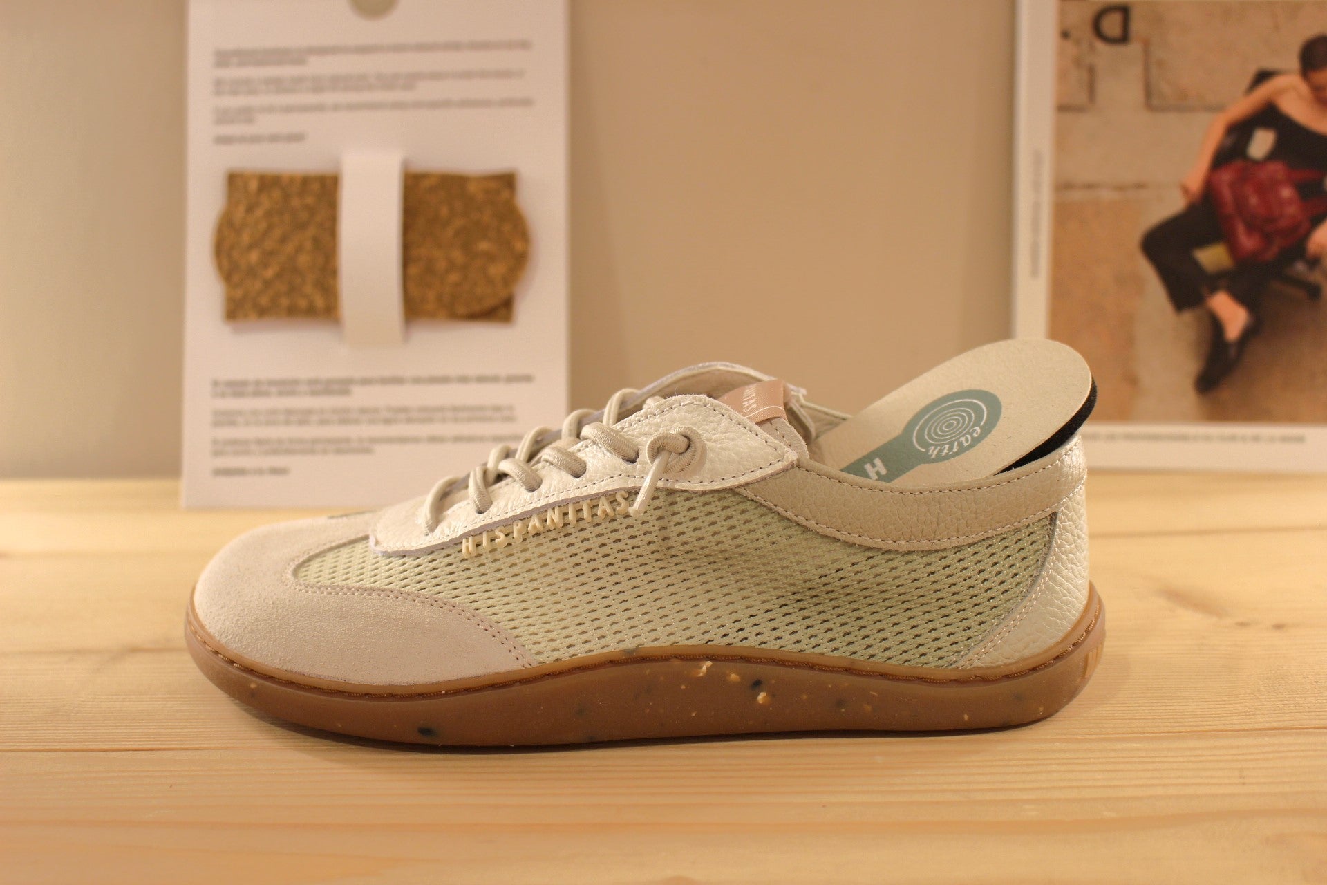 Basket HISPANITAS ligne barefoot en cuir sur un dégradé de gris et vert. Habillage résille sur les quartiers. 