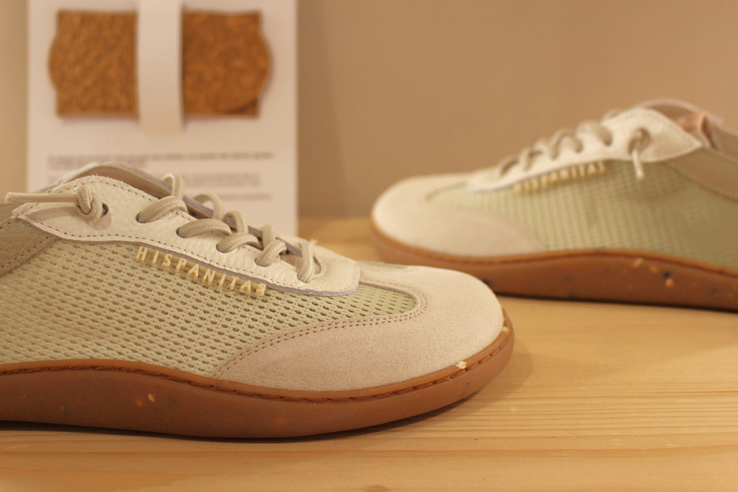 Basket HISPANITAS ligne barefoot en cuir sur un dégradé de gris et vert. Habillage résille sur les quartiers. 
