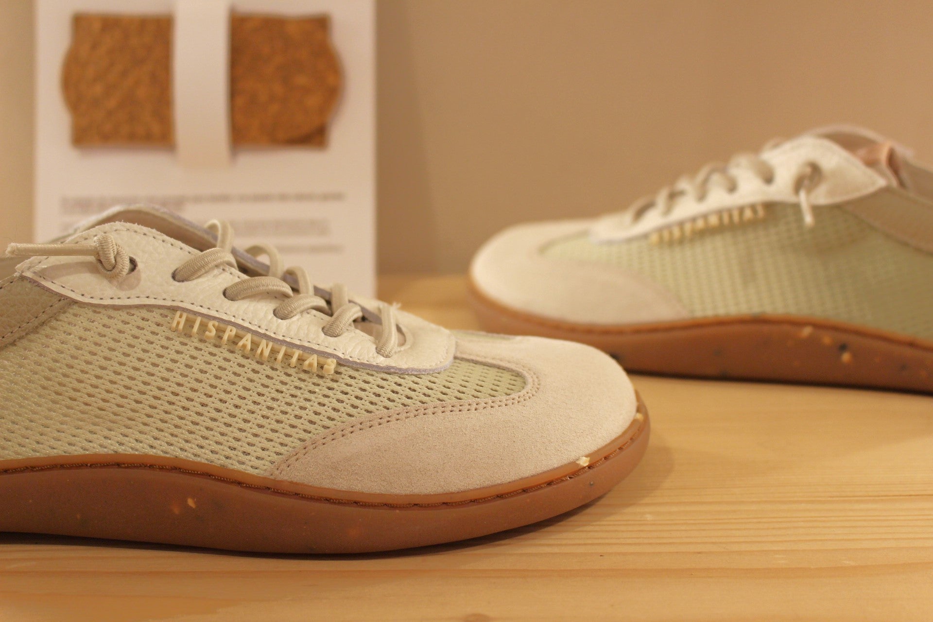 Basket HISPANITAS ligne barefoot en cuir sur un dégradé de gris et vert. Habillage résille sur les quartiers. 