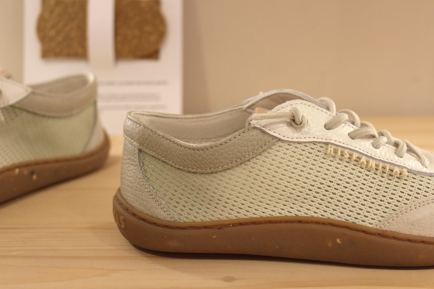Basket HISPANITAS ligne barefoot en cuir sur un dégradé de gris et vert. Habillage résille sur les quartiers. 
