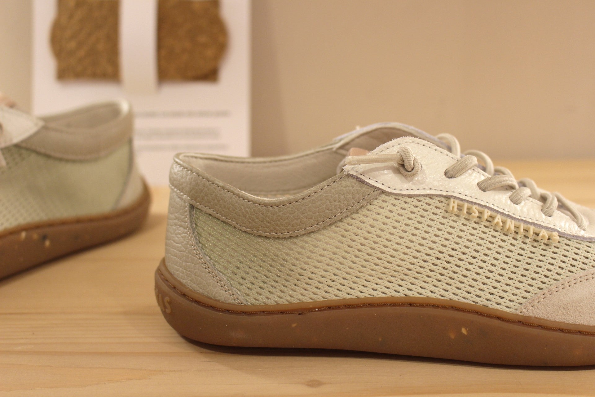 Basket HISPANITAS ligne barefoot en cuir sur un dégradé de gris et vert. Habillage résille sur les quartiers. 