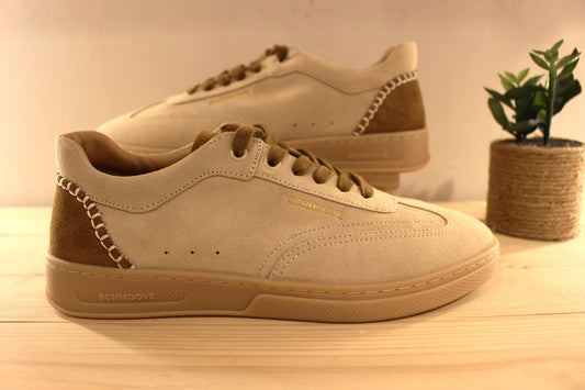 Chaussure Schmoove - San Marino. Basket en croûte de cuir de couleur beige, et marron sur l'arrière du pied et le haut de la languette. Serrage lacet coton marron. Chaussure doublée cuir, avec semelle interne amovible