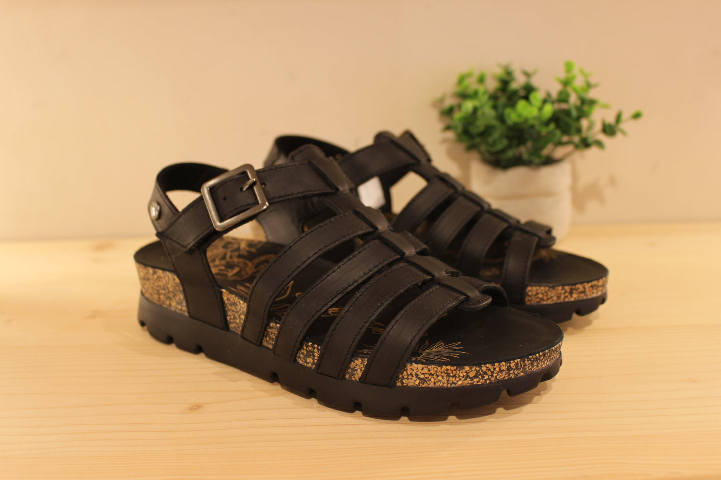 Sandales d'été Panama Jack, en cuir gras de couleur noir. Serrage par scratch sur bride coup de pied.