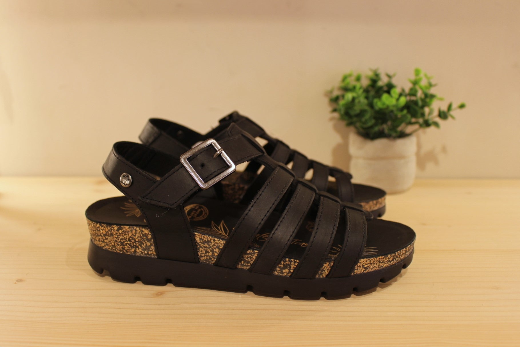 Sandales d'été Panama Jack, en cuir gras de couleur noir. Serrage par scratch sur bride coup de pied.