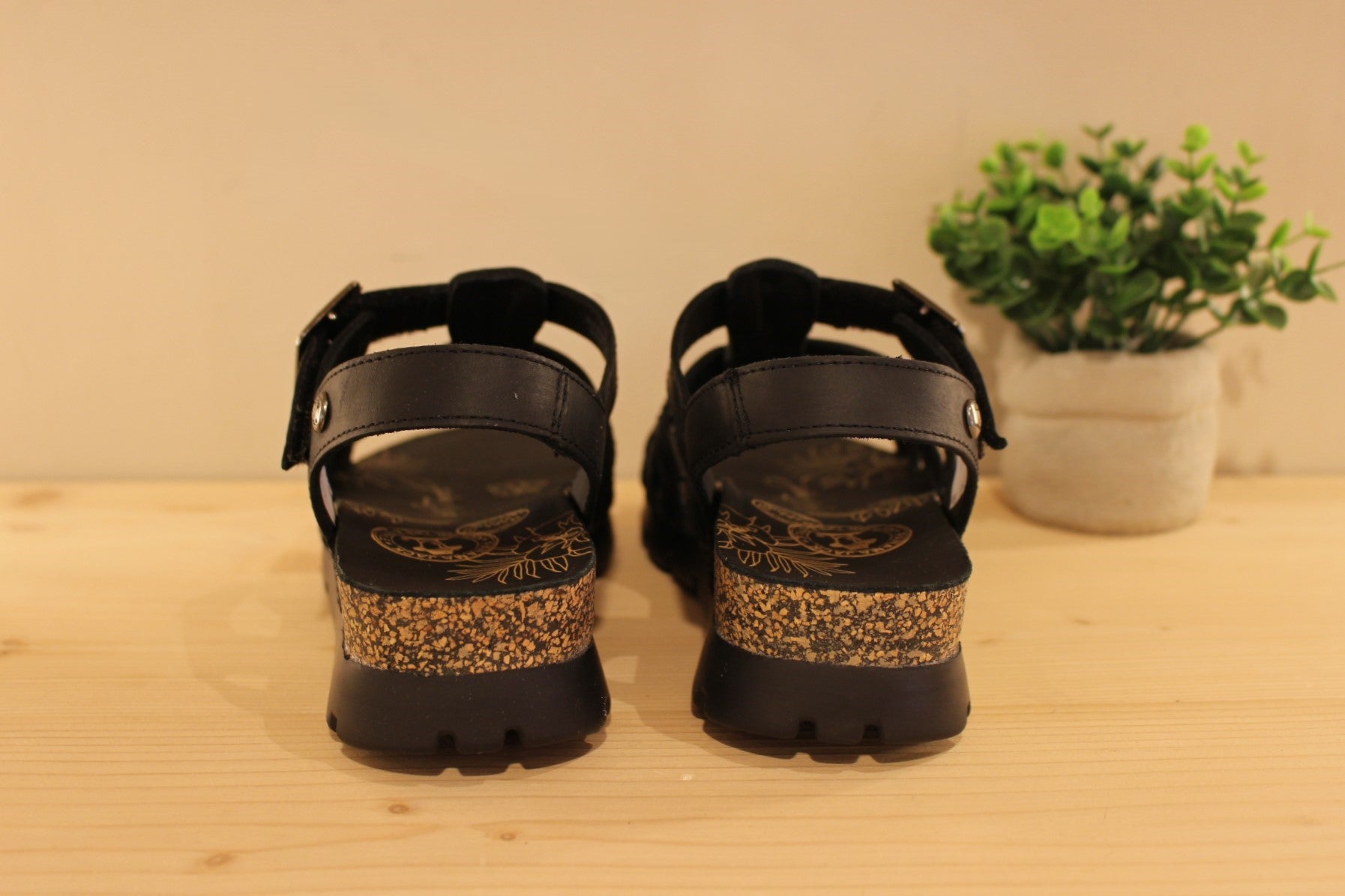 Sandales d'été Panama Jack, en cuir gras de couleur noir. Serrage par scratch sur bride coup de pied.