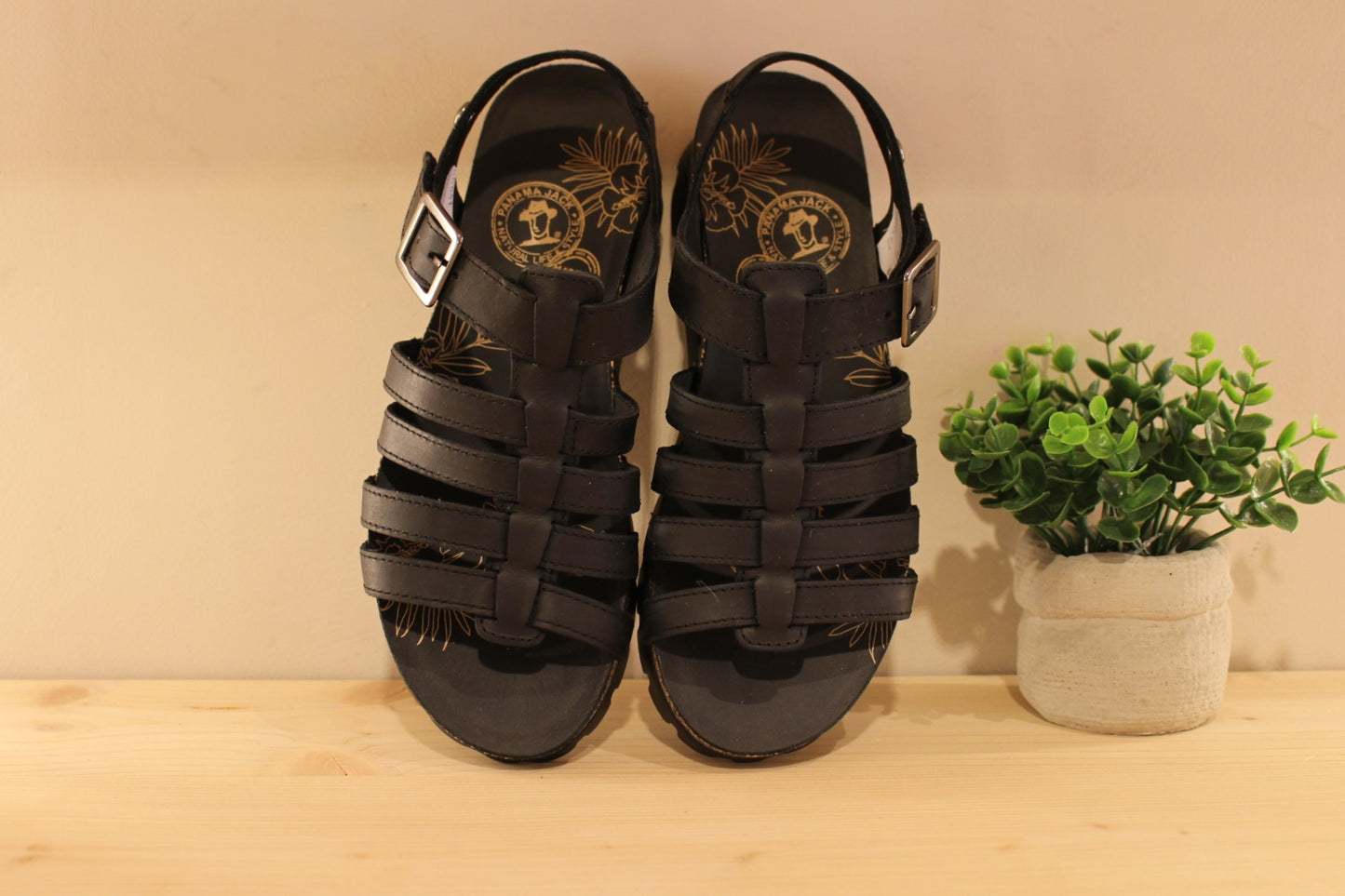 Sandales d'été Panama Jack, en cuir gras de couleur noir. Serrage par scratch sur bride coup de pied.