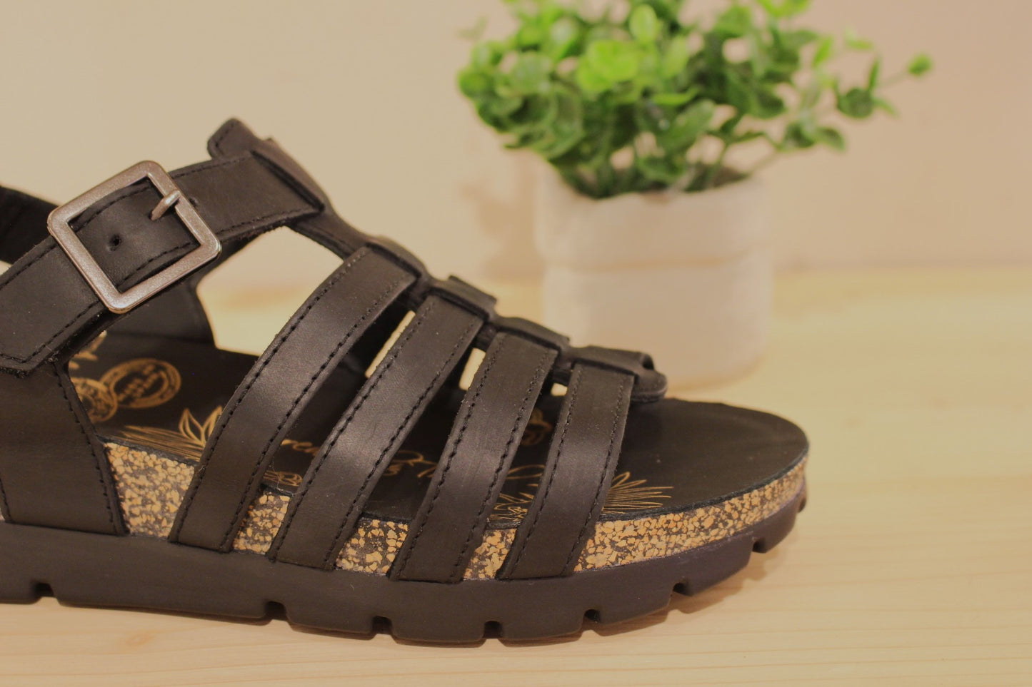 Sandales d'été Panama Jack, en cuir gras de couleur noir. Serrage par scratch sur bride coup de pied.