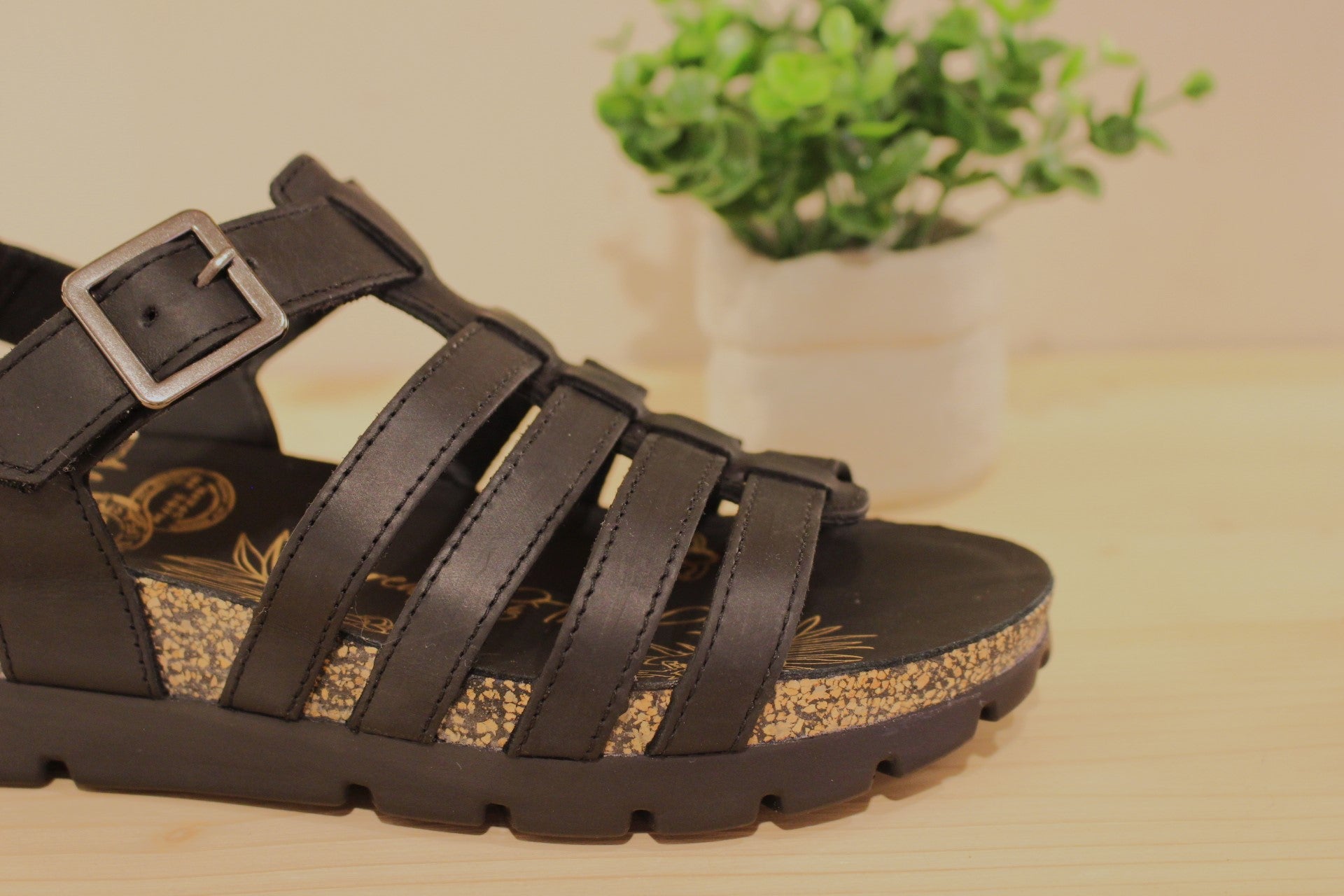 Sandales d'été Panama Jack, en cuir gras de couleur noir. Serrage par scratch sur bride coup de pied.