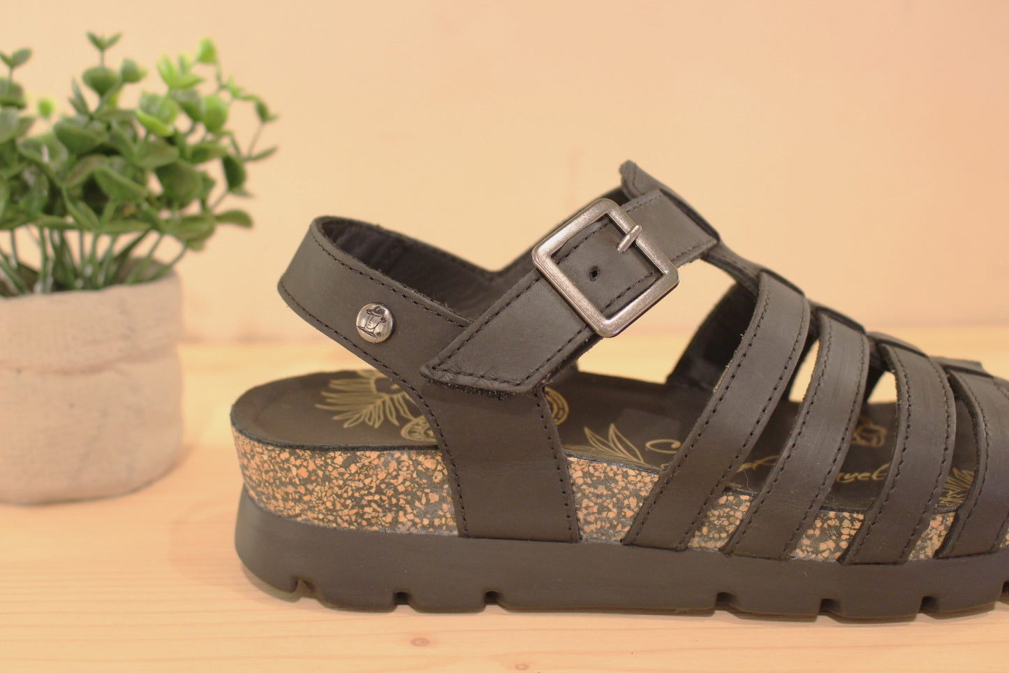 Sandales d'été Panama Jack, en cuir gras de couleur noir. Serrage par scratch sur bride coup de pied.