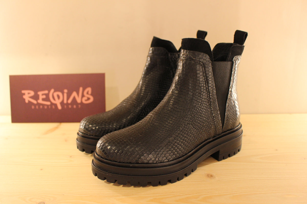Boots REQINS en cuir imprimé python et velours de couleur noir. Chaussures doublées cuir. Zip du côté interne