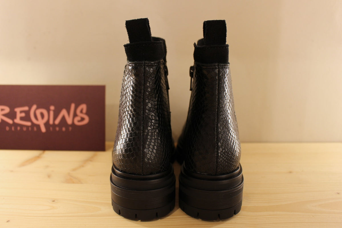 Boots REQINS en cuir imprimé python et velours de couleur noir. Chaussures doublées cuir. Zip du côté interne