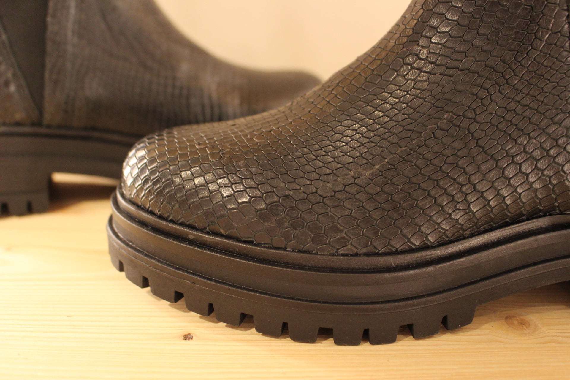 Boots REQINS en cuir imprimé python et velours de couleur noir. Chaussures doublées cuir. Zip du côté interne