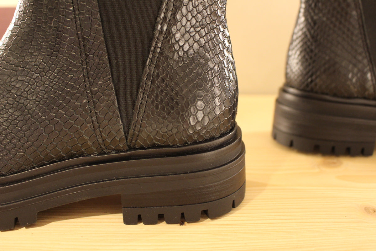 Boots REQINS en cuir imprimé python et velours de couleur noir. Chaussures doublées cuir. Zip du côté interne