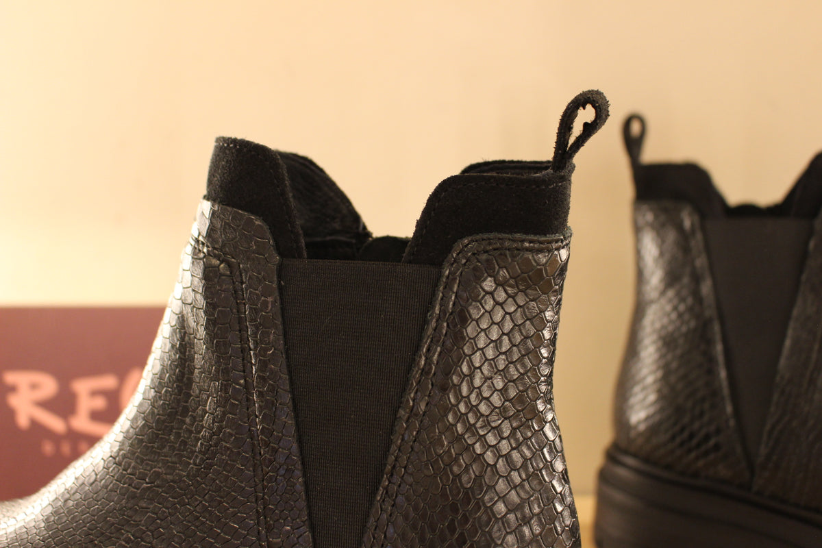 Boots REQINS en cuir imprimé python et velours de couleur noir. Chaussures doublées cuir. Zip du côté interne