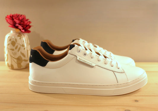 Chaussure Schmoove - Sparkle. Marque française. Basket en cuir lisse blanc, arrière en croûte de cuir bleu marine. Serrage lacet coton blanc. 