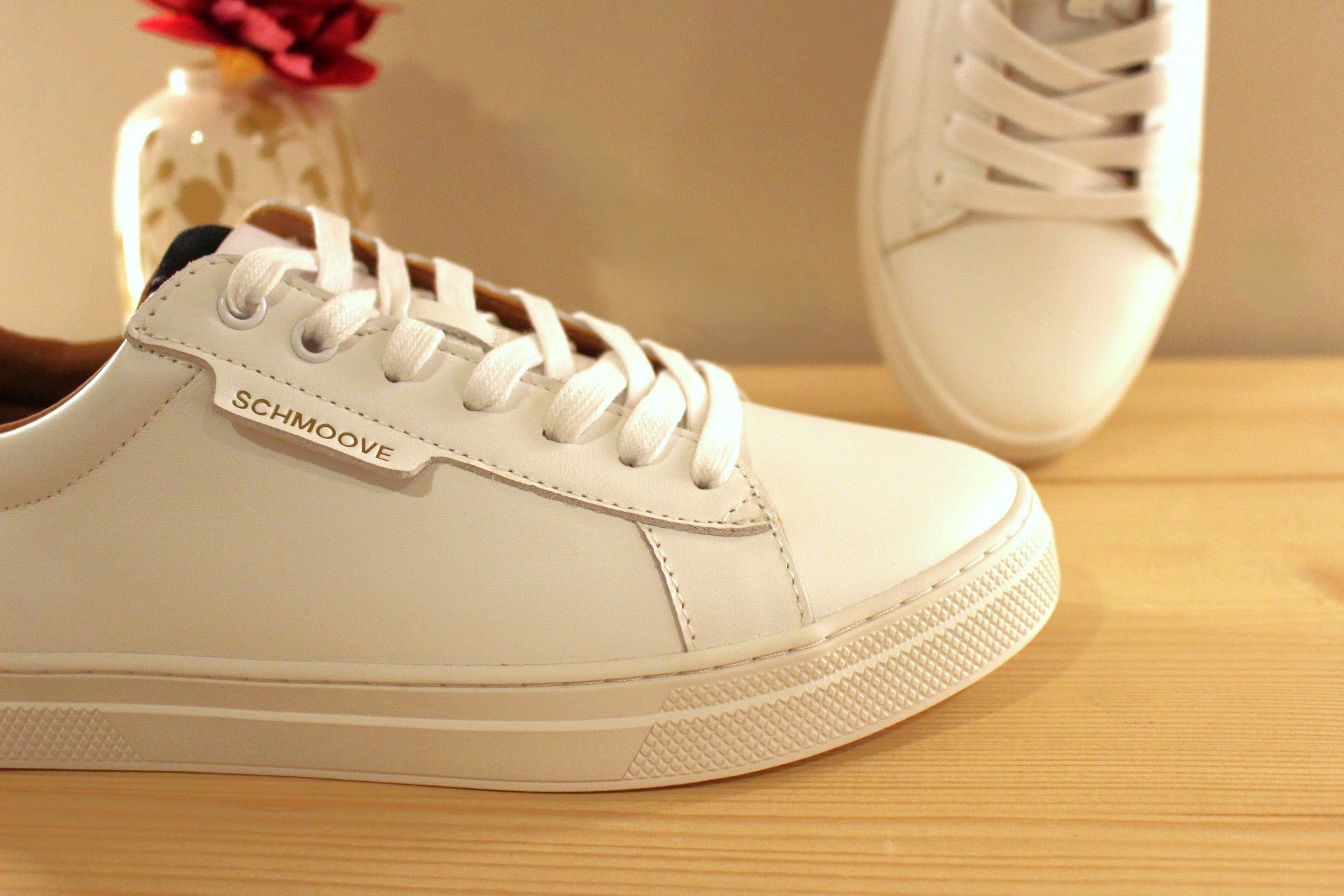 Chaussure Schmoove - Sparkle. Marque française. Basket en cuir lisse blanc, arrière en croûte de cuir bleu marine. Serrage lacet coton blanc. 