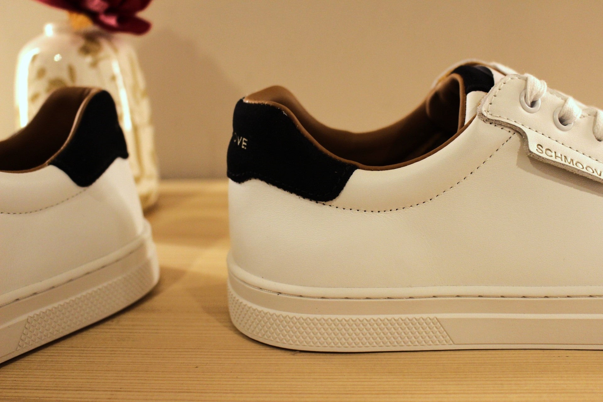 Chaussure Schmoove - Sparkle. Marque française. Basket en cuir lisse blanc, arrière en croûte de cuir bleu marine. Serrage lacet coton blanc. 