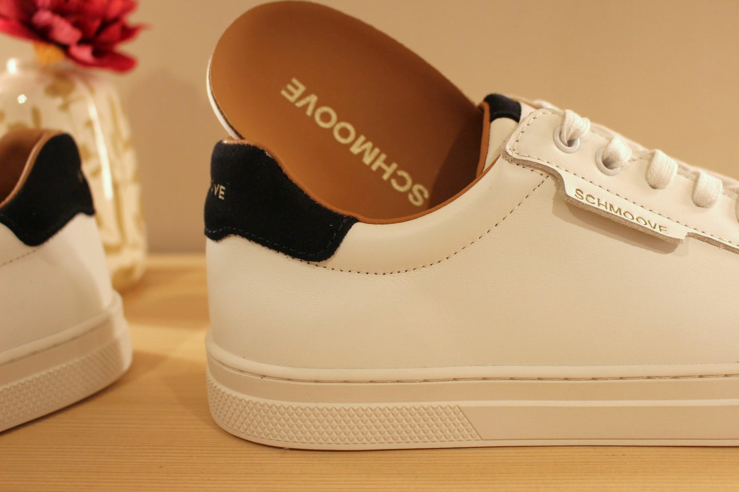 Chaussure Schmoove - Sparkle. Marque française. Basket en cuir lisse blanc, arrière en croûte de cuir bleu marine. Serrage lacet coton blanc. 