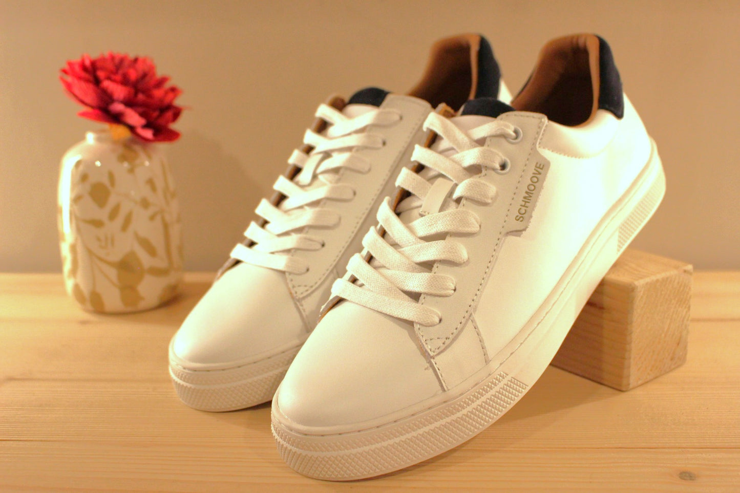 Chaussure Schmoove - Sparkle. Marque française. Basket en cuir lisse blanc, arrière en croûte de cuir bleu marine. Serrage lacet coton blanc. 