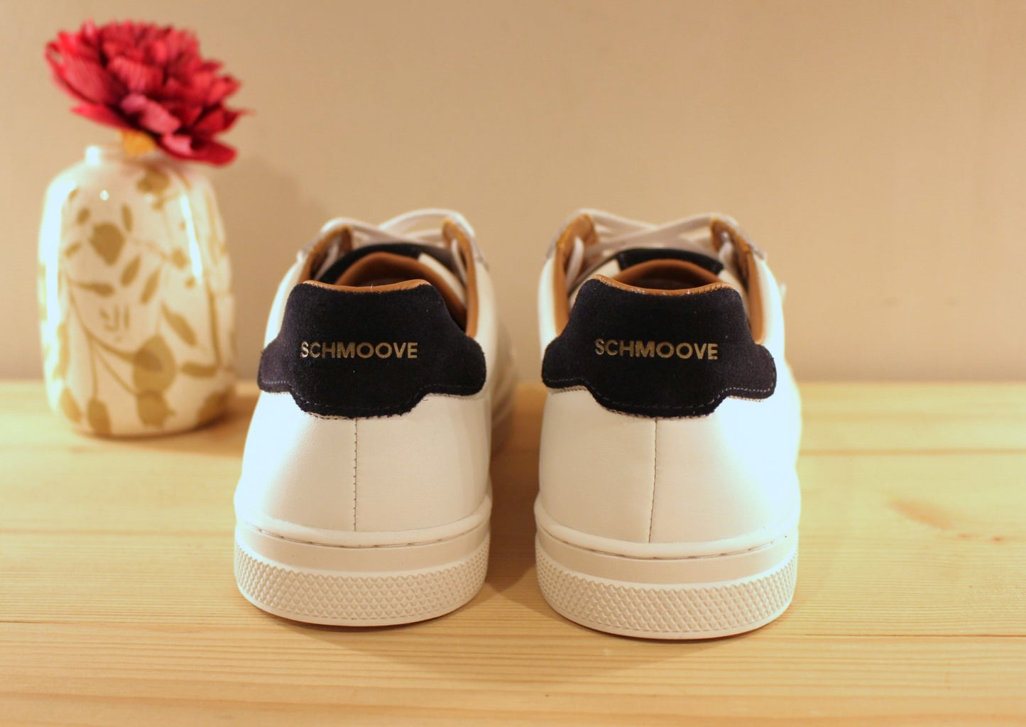 Chaussure Schmoove - Sparkle. Marque française. Basket en cuir lisse blanc, arrière en croûte de cuir bleu marine. Serrage lacet coton blanc. 