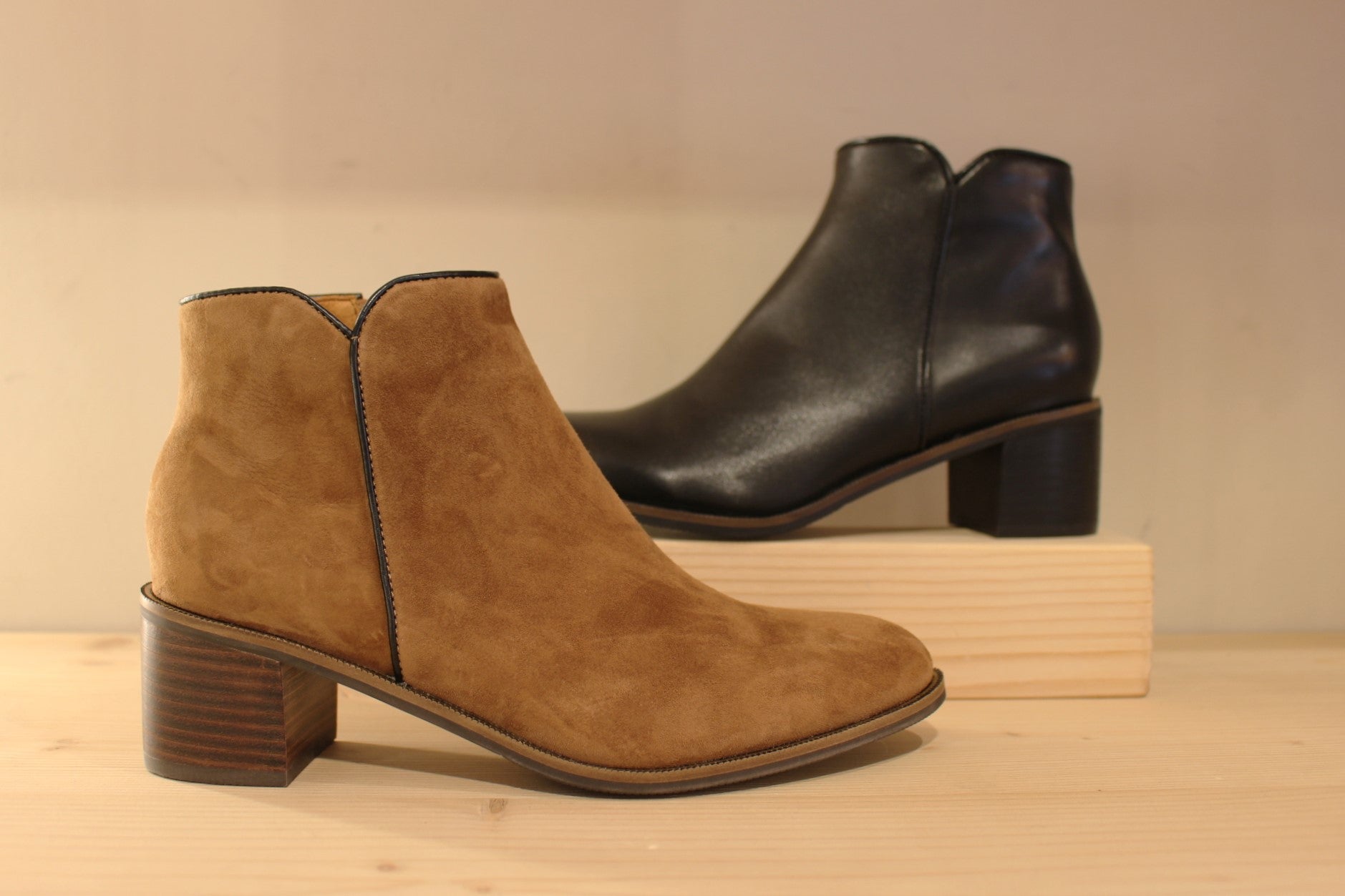 Bottines Mamzelle en cuir lisse de couleur noir ou en velours noisette. Ganse cuir lisse sur le contour de la velours